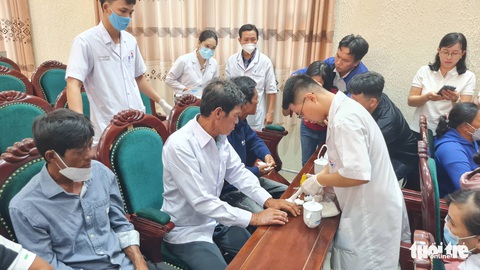 5 ngư dân sống sót về đến Cam Ranh sau 12 ngày trôi dạt trên biển - Ảnh 2. 5 ngư dân sống sót về đến Cam Ranh sau 12 ngày trôi dạt trên biển - Ảnh 2.