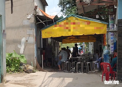 Người thân khóc nghẹn vụ hai cháu nhỏ chết cháy thương tâm ở Bình Chánh - Ảnh 1. Người thân khóc nghẹn vụ hai cháu nhỏ chết cháy thương tâm ở Bình Chánh - Ảnh 1.