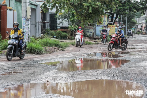 Đường dẫn vào làng đại học xuống cấp trầm trọng với hàng trăm ‘hố bom’ - Ảnh 1. Đường dẫn vào làng đại học xuống cấp trầm trọng với hàng trăm ‘hố bom’ - Ảnh 1.