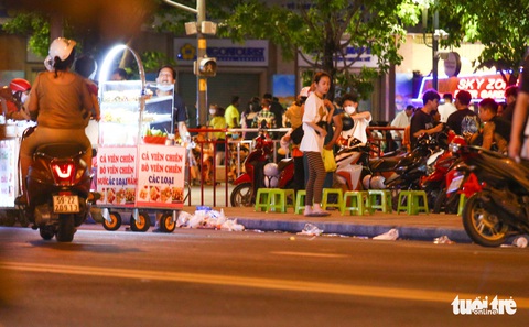 Đường Lê Lợi đầy rác vào buổi tối - Ảnh 3. Đường Lê Lợi đầy rác vào buổi tối - Ảnh 3.