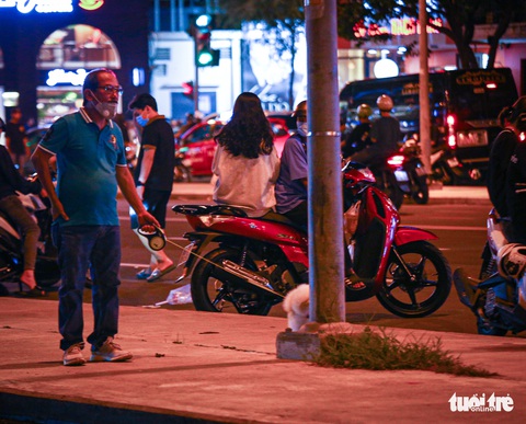 Đường Lê Lợi đầy rác vào buổi tối - Ảnh 6. Đường Lê Lợi đầy rác vào buổi tối - Ảnh 6.