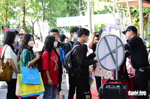 Tưng bừng hai ngày hội tư vấn xét tuyển tại TP.HCM và Hà Nội - Ảnh 8. Tưng bừng hai ngày hội tư vấn xét tuyển tại TP.HCM và Hà Nội - Ảnh 8.