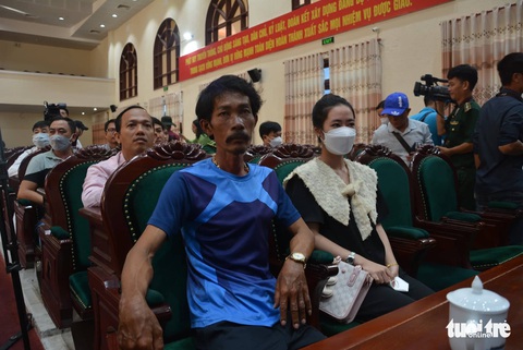 5 ngư dân sống sót về đến Cam Ranh sau 12 ngày trôi dạt trên biển - Ảnh 3. 5 ngư dân sống sót về đến Cam Ranh sau 12 ngày trôi dạt trên biển - Ảnh 3.