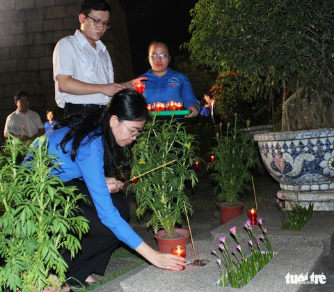 Thắp ngọn nến thơm sưởi ấm anh linh liệt sĩ - Ảnh 4. Thắp ngọn nến thơm sưởi ấm anh linh liệt sĩ - Ảnh 4.