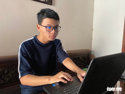 Nam sinh không dùng điện thoại trở thành thủ khoa đạt 30 điểm tuyệt đối tổ hợp 3 môn - Ảnh 1. Nam sinh không dùng điện thoại trở thành thủ khoa đạt 30 điểm tuyệt đối tổ hợp 3 môn - Ảnh 1.