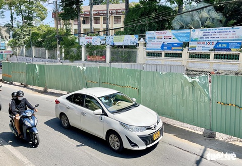 Rào chắn công trình đường Võ Văn Ngân đổ trúng người đi đường - Ảnh 2. Rào chắn công trình đường Võ Văn Ngân đổ trúng người đi đường - Ảnh 2.