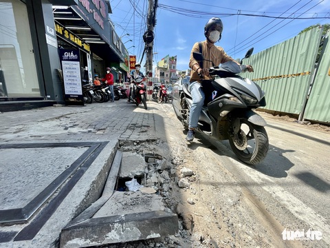 Rào chắn công trình đường Võ Văn Ngân đổ trúng người đi đường - Ảnh 3. Rào chắn công trình đường Võ Văn Ngân đổ trúng người đi đường - Ảnh 3.