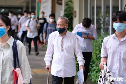 Cụ ông 82 tuổi đã đỗ kỳ thi tốt nghiệp THPT 2022 - Ảnh 2. Cụ ông 82 tuổi đã đỗ kỳ thi tốt nghiệp THPT 2022 - Ảnh 2.