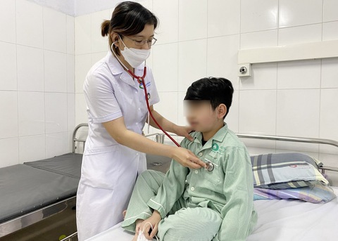 Trẻ suy tuyến thượng thận do thuốc xịt mũi chứa corticoid - Ảnh 1. Trẻ suy tuyến thượng thận do thuốc xịt mũi chứa corticoid - Ảnh 1.