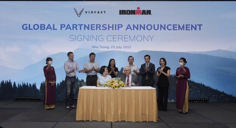 VinFast và IRONMAN công bố hợp tác toàn cầu - Ảnh 1. VinFast và IRONMAN công bố hợp tác toàn cầu - Ảnh 1.