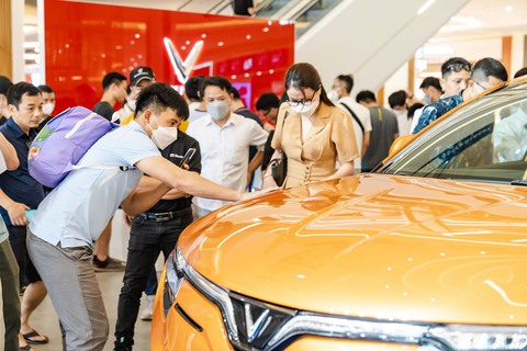 Hàng nghìn khách xếp hàng để lái thử VF 8 - Ảnh 2. Hàng nghìn khách xếp hàng để lái thử VF 8 - Ảnh 2.