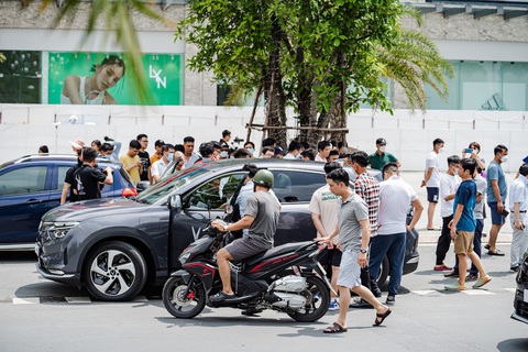 Hàng nghìn khách xếp hàng để lái thử VF 8 - Ảnh 4. Hàng nghìn khách xếp hàng để lái thử VF 8 - Ảnh 4.