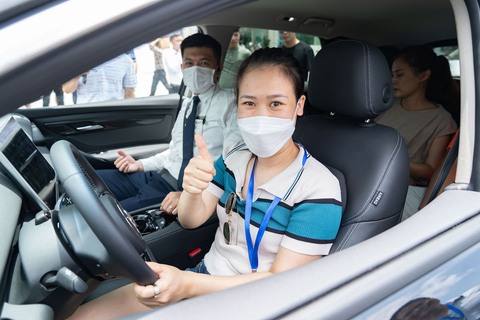 Hàng nghìn khách xếp hàng để lái thử VF 8 - Ảnh 5. Hàng nghìn khách xếp hàng để lái thử VF 8 - Ảnh 5.