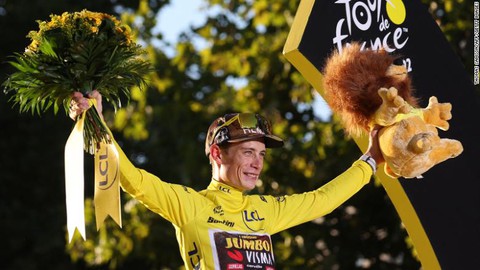 Jonas Vingegaard lần đầu tiên vô địch Tour De France - Ảnh 1. Jonas Vingegaard lần đầu tiên vô địch Tour De France - Ảnh 1.