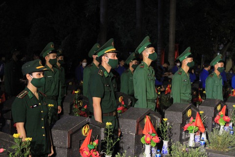 Thắp nến tri ân kỷ niệm 75 năm Ngày thương binh - liệt sĩ - Ảnh 2. Thắp nến tri ân kỷ niệm 75 năm Ngày thương binh - liệt sĩ - Ảnh 2.