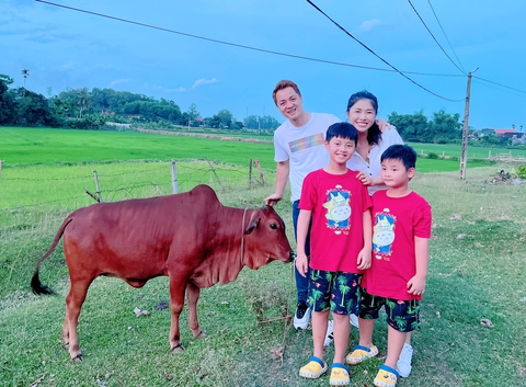 Ảnh vui sao Việt 25/7: Bố con Xuân Bắc nhà chả có gì ngoài mũ cối - Ảnh 4. Ảnh vui sao Việt 25/7: Bố con Xuân Bắc nhà chả có gì ngoài mũ cối - Ảnh 4.