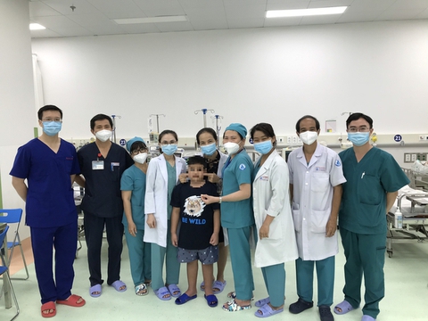 3 tháng chạy đua tử thần để cứu bé trai béo phì bị sốc sốt xuất huyết độ nặng nhất - Ảnh 1. 3 tháng chạy đua tử thần để cứu bé trai béo phì bị sốc sốt xuất huyết độ nặng nhất - Ảnh 1.