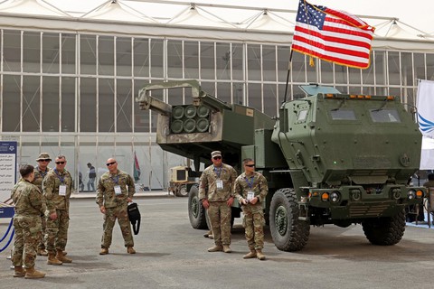 Ukraine - Nga thi nhau tung hô, hạ bệ hệ thống pháo HIMARS Mỹ viện trợ - Ảnh 1. Ukraine - Nga thi nhau tung hô, hạ bệ hệ thống pháo HIMARS Mỹ viện trợ - Ảnh 1.