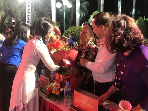 Thắp nến tri ân kỷ niệm 75 năm Ngày thương binh - liệt sĩ - Ảnh 3. Thắp nến tri ân kỷ niệm 75 năm Ngày thương binh - liệt sĩ - Ảnh 3.