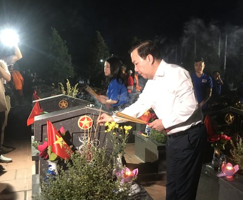 Thắp nến tri ân kỷ niệm 75 năm Ngày thương binh - liệt sĩ - Ảnh 4. Thắp nến tri ân kỷ niệm 75 năm Ngày thương binh - liệt sĩ - Ảnh 4.