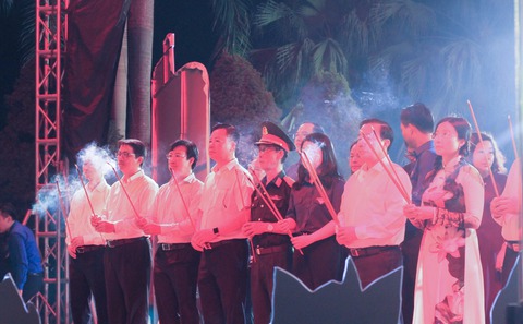 Thắp nến tri ân kỷ niệm 75 năm Ngày thương binh - liệt sĩ - Ảnh 1. Thắp nến tri ân kỷ niệm 75 năm Ngày thương binh - liệt sĩ - Ảnh 1.