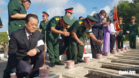 Lễ cải táng 68 hài cốt liệt sĩ quân tình nguyện Việt Nam trở về đất mẹ - Ảnh 2. Lễ cải táng 68 hài cốt liệt sĩ quân tình nguyện Việt Nam trở về đất mẹ - Ảnh 2.