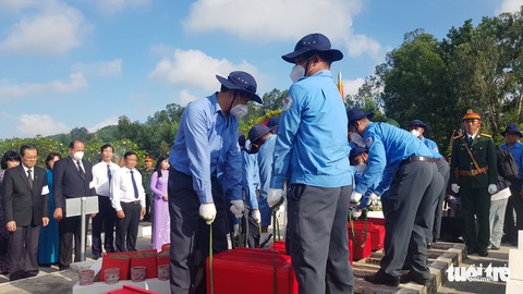 Lễ cải táng 68 hài cốt liệt sĩ quân tình nguyện Việt Nam trở về đất mẹ - Ảnh 3. Lễ cải táng 68 hài cốt liệt sĩ quân tình nguyện Việt Nam trở về đất mẹ - Ảnh 3.