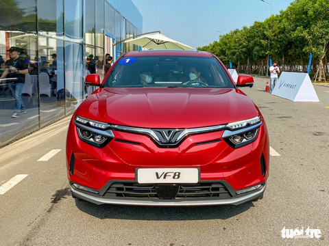 Chen chân lái thử VinFast VF8, khách Việt đánh giá: Nhiều bất ngờ nhưng còn điểm cần cải thiện - Ảnh 9. Chen chân lái thử VinFast VF8, khách Việt đánh giá: Nhiều bất ngờ nhưng còn điểm cần cải thiện - Ảnh 9.