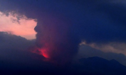 Núi lửa Sakurajima ở Nhật phun trào ngày thứ 2 liên tiếp, đá văng xa đến 2,5km - Ảnh 2. Núi lửa Sakurajima ở Nhật phun trào ngày thứ 2 liên tiếp, đá văng xa đến 2,5km - Ảnh 2.