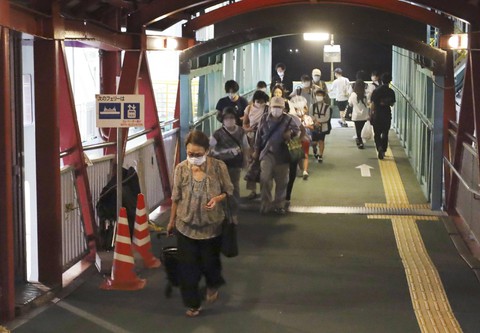Núi lửa Sakurajima ở Nhật phun trào ngày thứ 2 liên tiếp, đá văng xa đến 2,5km - Ảnh 5. Núi lửa Sakurajima ở Nhật phun trào ngày thứ 2 liên tiếp, đá văng xa đến 2,5km - Ảnh 5.