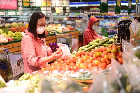Siêu thị giảm giá, người tiêu dùng bớt nặng gánh chi tiêu - Ảnh 1. Siêu thị giảm giá, người tiêu dùng bớt nặng gánh chi tiêu - Ảnh 1.
