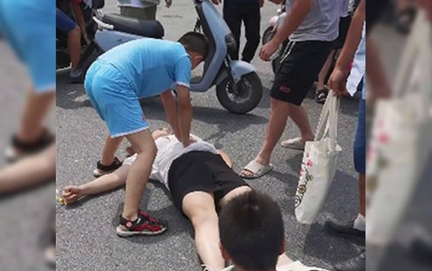 Cậu bé 9 tuổi cứu mẹ bị tai nạn giao thông nhờ học hồi sức tim phổi trên truyền hình - Ảnh 1. Cậu bé 9 tuổi cứu mẹ bị tai nạn giao thông nhờ học hồi sức tim phổi trên truyền hình - Ảnh 1.