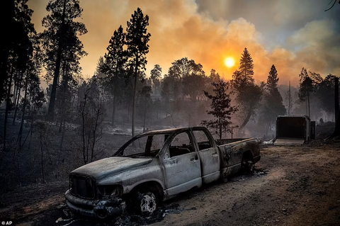 Cháy rừng kinh hoàng ở California, hơn 10.000 người sơ tán - Ảnh 11. Cháy rừng kinh hoàng ở California, hơn 10.000 người sơ tán - Ảnh 11.