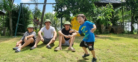 Ảnh vui sao Việt 25/7: Bố con Xuân Bắc nhà chả có gì ngoài mũ cối - Ảnh 1. Ảnh vui sao Việt 25/7: Bố con Xuân Bắc nhà chả có gì ngoài mũ cối - Ảnh 1.