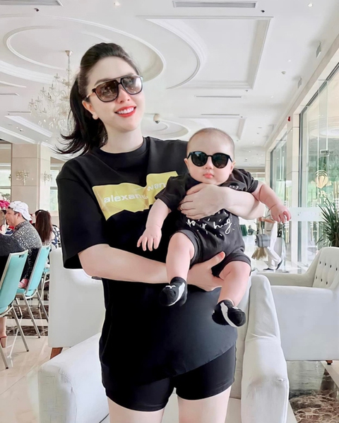 Quý tử gần một tuổi ‘cool ngầu’ nhà Bảo Thy - Ảnh 4. Quý tử gần một tuổi ‘cool ngầu’ nhà Bảo Thy - Ảnh 4.