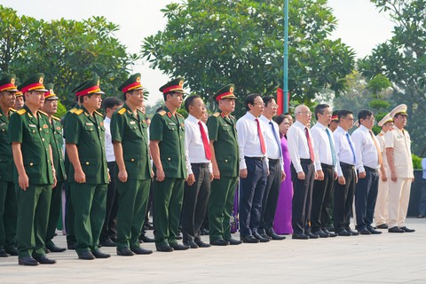 Lãnh đạo TP.HCM dâng hương tưởng niệm các anh hùng liệt sĩ - Ảnh 2. Lãnh đạo TP.HCM dâng hương tưởng niệm các anh hùng liệt sĩ - Ảnh 2.