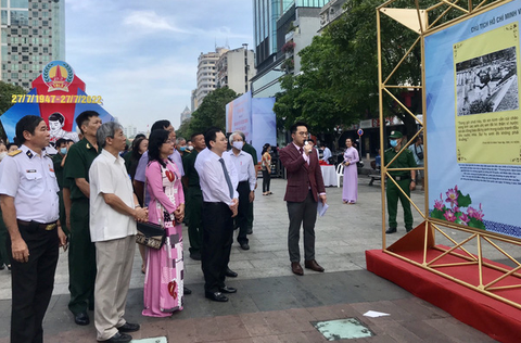 Lãnh đạo TP.HCM dâng hương tưởng niệm các anh hùng liệt sĩ - Ảnh 4. Lãnh đạo TP.HCM dâng hương tưởng niệm các anh hùng liệt sĩ - Ảnh 4.