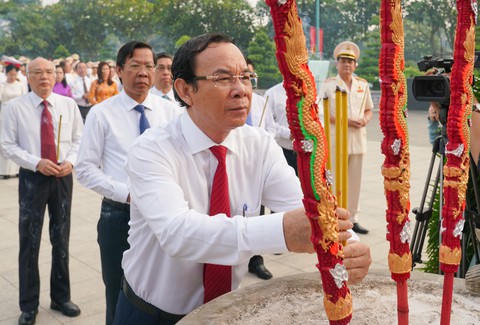 Lãnh đạo TP.HCM dâng hương tưởng niệm các anh hùng liệt sĩ - Ảnh 3. Lãnh đạo TP.HCM dâng hương tưởng niệm các anh hùng liệt sĩ - Ảnh 3.