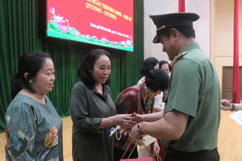 Lãnh đạo TP.HCM gặp gỡ, tri ân người có công - Ảnh 2. Lãnh đạo TP.HCM gặp gỡ, tri ân người có công - Ảnh 2.