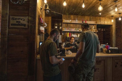 Người dân Ukraine trở về vùng chiến sự Donetsk vì không có nơi nào để đi - Ảnh 1. Người dân Ukraine trở về vùng chiến sự Donetsk vì không có nơi nào để đi - Ảnh 1.
