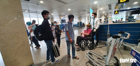 Sân bay Tân Sơn Nhất mất điểm đâu chỉ có chuyện bắt khách bát nháo, kẹt xe! - Ảnh 1. Sân bay Tân Sơn Nhất mất điểm đâu chỉ có chuyện bắt khách bát nháo, kẹt xe! - Ảnh 1.