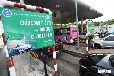 Ngày đầu thu phí không dừng, cao tốc TP.HCM - Long Thành ùn ứ - Ảnh 3. Ngày đầu thu phí không dừng, cao tốc TP.HCM - Long Thành ùn ứ - Ảnh 3.