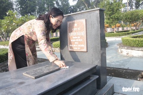 Bà Nguyễn Thị Lệ thăm gia đình chính sách và chiến sĩ tình nguyện hè TP.HCM - Ảnh 3. Bà Nguyễn Thị Lệ thăm gia đình chính sách và chiến sĩ tình nguyện hè TP.HCM - Ảnh 3.