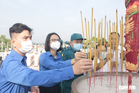 Bà Nguyễn Thị Lệ thăm gia đình chính sách và chiến sĩ tình nguyện hè TP.HCM - Ảnh 4. Bà Nguyễn Thị Lệ thăm gia đình chính sách và chiến sĩ tình nguyện hè TP.HCM - Ảnh 4.