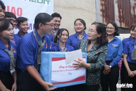Bà Nguyễn Thị Lệ thăm gia đình chính sách và chiến sĩ tình nguyện hè TP.HCM - Ảnh 1. Bà Nguyễn Thị Lệ thăm gia đình chính sách và chiến sĩ tình nguyện hè TP.HCM - Ảnh 1.
