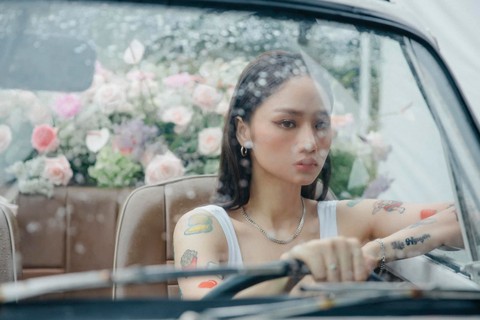 Ngẩn tò te vì loạt hình xăm siêu nhí nhố của Miu Lê trong version mới của Vì mẹ anh bắt chia tay - Ảnh 2. Ngẩn tò te vì loạt hình xăm siêu nhí nhố của Miu Lê trong version mới của Vì mẹ anh bắt chia tay - Ảnh 2.