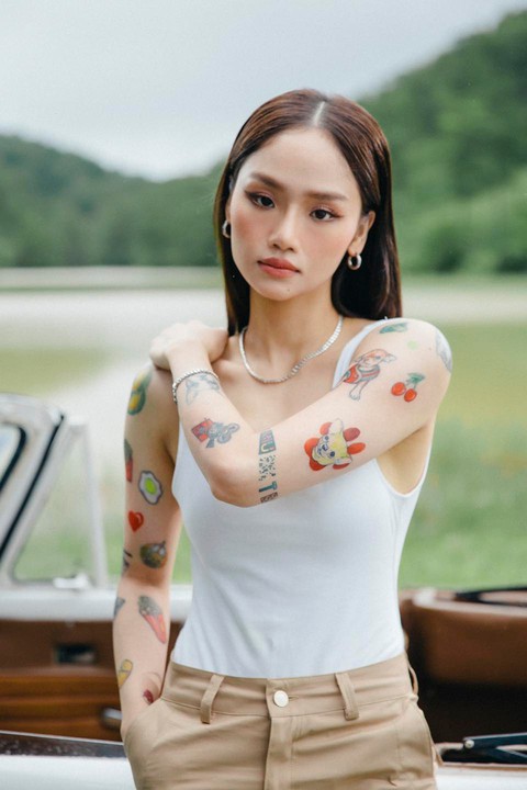 Ngẩn tò te vì loạt hình xăm siêu nhí nhố của Miu Lê trong version mới của Vì mẹ anh bắt chia tay - Ảnh 4. Ngẩn tò te vì loạt hình xăm siêu nhí nhố của Miu Lê trong version mới của Vì mẹ anh bắt chia tay - Ảnh 4.