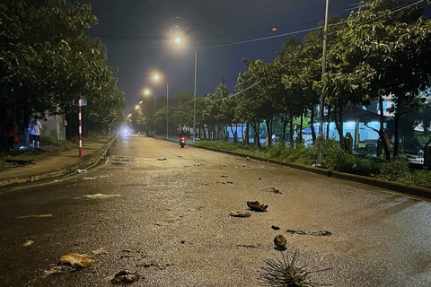 Nước cuồn cuộn sau cơn mưa lớn tại Đồng Nai, nhiều xe máy bị cuốn trôi - Ảnh 2. Nước cuồn cuộn sau cơn mưa lớn tại Đồng Nai, nhiều xe máy bị cuốn trôi - Ảnh 2.
