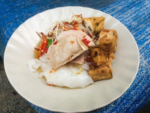 Bánh ướt 50 năm chợ Nghĩa Hòa, mỗi năm chỉ tăng 1.000 - 2.000 đồng - Ảnh 1. Bánh ướt 50 năm chợ Nghĩa Hòa, mỗi năm chỉ tăng 1.000 - 2.000 đồng - Ảnh 1.