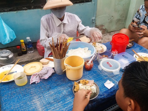 Bánh ướt 50 năm chợ Nghĩa Hòa, mỗi năm chỉ tăng 1.000 - 2.000 đồng - Ảnh 3. Bánh ướt 50 năm chợ Nghĩa Hòa, mỗi năm chỉ tăng 1.000 - 2.000 đồng - Ảnh 3.